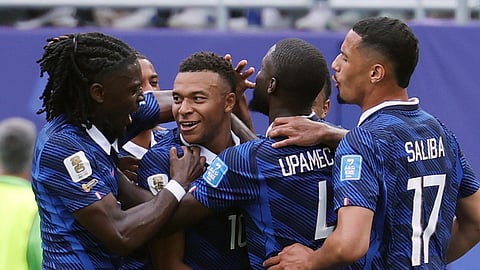 França vence Iraque em jogo com intervalo de duas horas devido ao mau tempo