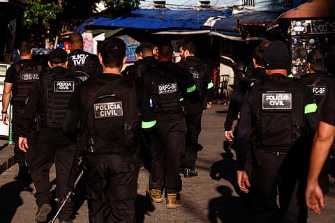 A polícia no rescaldo da ação na favela.