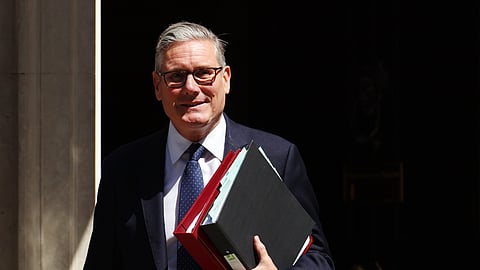 Keir Starmer à saída do número 10 de Downing Street a caminho do Parlamento.