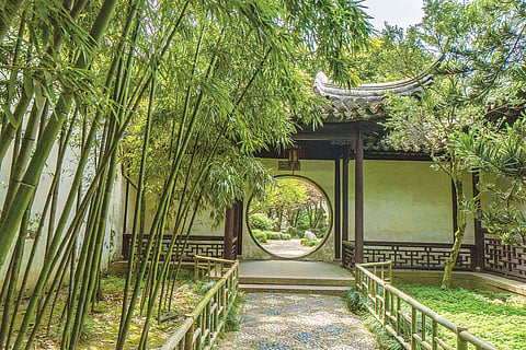 O Jardim Liu foi fundado em 1593. O nome joga com a semelhança sonora entre o apelido do primeiro proprietário e a palavra chinesa para “permanecer”, exprimindo o desejo de conservar para sempre  a beleza do jardim. 