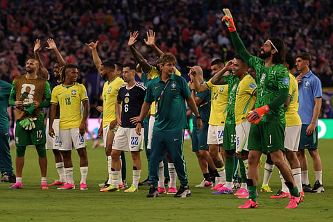 Seleção saiu de campo aplaudida após vitória sobre a Escócia. 