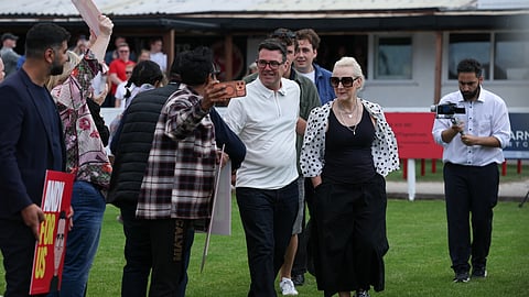 Burnham e a mulher, Marie France Van Heel, festejam a vitória nas eleições em Makerfield, a 19 de junho. 
