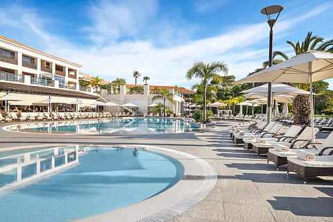 Área da piscina do Wyndham Grand Algarve. 
