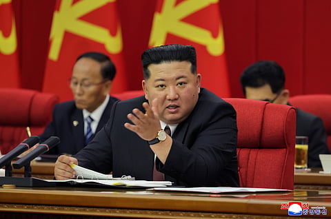O líder da Coreia do Norte, Kim Jong-un, anunciou que planeia construir, pelo menos, dois navios de guerra de cinco mil toneladas ou mais por ano e equipá-los com armas nucleares