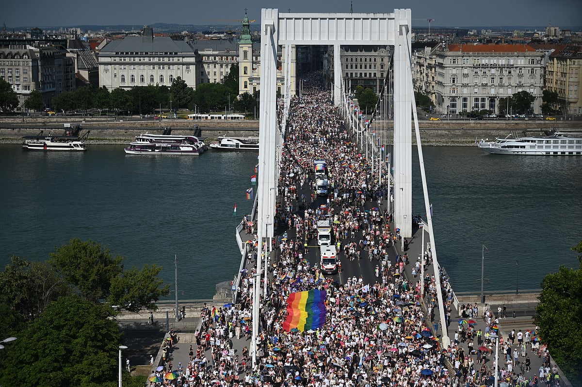 Dezenas de milhares de pessoas enchem ruas de Budapeste na primeria marcha do Orgulho LGBTQ+ pós-Orbán