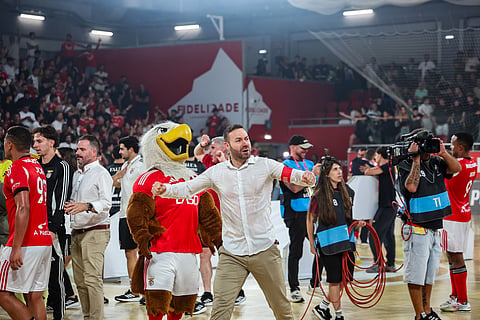 Cassiano Klein, treinador do Benfica, celebra bicampeonato