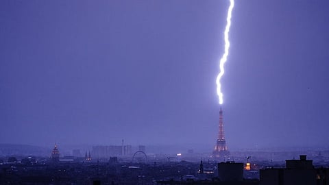 Raio atinge Torre Eiffel durante tempestade de atingiu Paris (veja o vídeo)