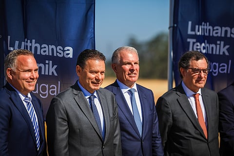 O primeiro-ministro acompanhado (à direita) pelo CEO da Lufthansa no evento oficial de apresentação da fábrica alemã em Santa Maria da Feira. 
