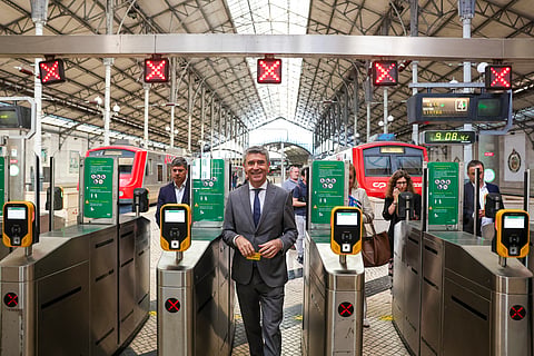Líder do PS, José Luís Carneiro, à chegada de uma viagem de comboio entre Sintra e Lisboa, no arranque das jornadas parlamentares do partido