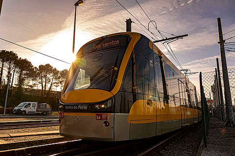 Metro do Porto cortado na Estação de Francos após homem ser colhido por composição