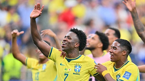 Vini Jr. e Endrick em celebração com adeptos brasileiros após a vitória sobre o Japão. 