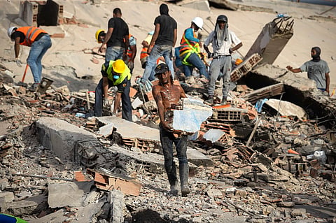 Operações de busca e resgate em La Guaira, a região mais afetada pelos sismos na Venezuela