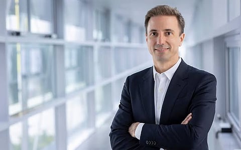 Florian Huettl, CEO da Opel, está de mãos atadas.
