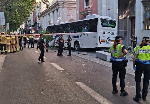 Autocarro embateu contra fachada de edifício do governo da província