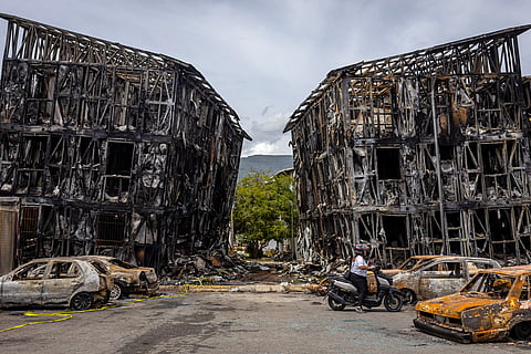 Vista dos prédios que faziam parte do programa de habitação social do falecido presidente Hugo Chávez, destruídos em La Guaira após os terramotos que devastaram a Venezuela na semana passada. Há já 71 portugueses ou lusodescendentes entre as vítimas mortais.