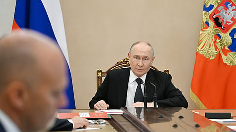 Putin reconhece dificuldades de abastecimento de combustível, mas diz que “não são críticas”.