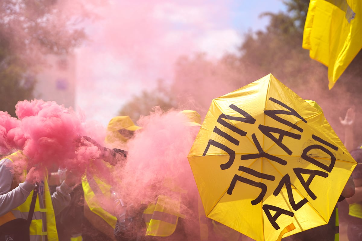 Tensões em Erfurt dão em violência: polícia de choque confronta manifestantes anti-AfD