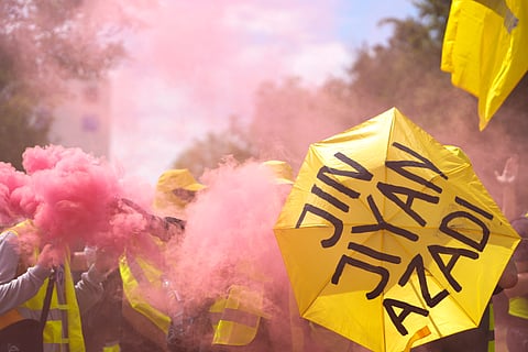 Flares empunhados pelos manifestantes antes da intervenção policial.