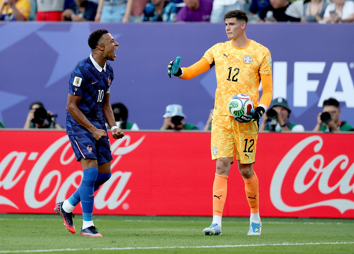 França nos 'quartos' do Mundial ao bater Paraguai com penálti de Mbappé
