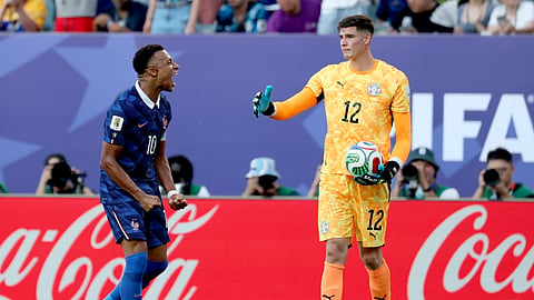 Kylian Mbappe (esq.) celebra a vitória da França em frente ao guarda-redes do Paraguai, Orlando Gill.