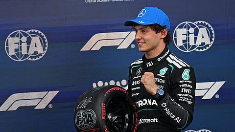 Kimi Antonelli com o troféu da pole position.