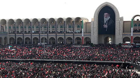 Milhares no arranque das cerimónias fúnebres do antigo líder supremo Ali Khamenei