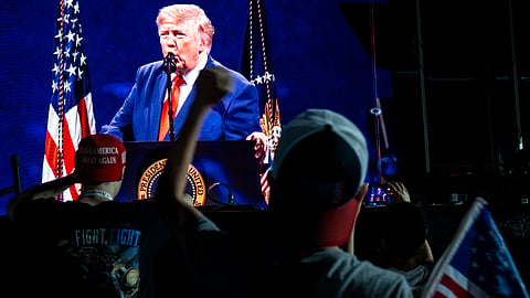 Apesar da tempestade que chegou a obrigar a evacuar o local, cerca de 150 mil pessoas ficaram para ouvir Trump.