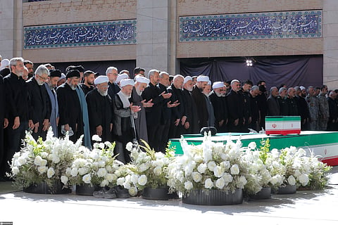 Três filhos de Ali Khamenei rezam junto às urnas do pai e de outros familiares