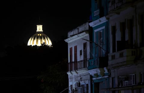 A cúpula do capitólio em Havana iluminada, numa cidade totalmente às escuras.