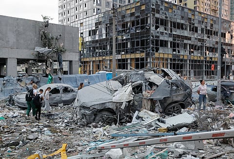 Locais passam por uma área residencial em Kiev, alvo de um ataque russo de grande escala.
