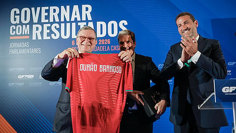 José Manuel Durão Barroso no momento em que recebeu de Hugo Soares e Paulo Núncio, respetivamente os líderes parlamentares do PSD e do CDS, uma camisola da seleção nacional com o nome do antigo presidente da Comissão Europeia.
