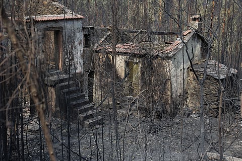 Esta segunda-feira, os habitantes das aldeias evacuadas puderam regressar, mas alguns depararam-se com bens perdidos, como terá acontecido aos proprietários desta casa em Adside, Campia, Vouzela.