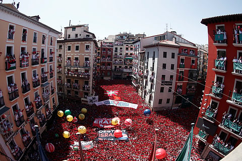 Milhares no arranque das festas de San Fermín, em Pamplona.