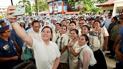 Sara Duterte tira uma selfie com alunos finalistas.