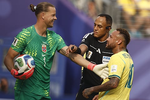 O momento em que Nyland sorri, apesar de ter sofrido um penálti de Neymar no jogo com o Brasil.
