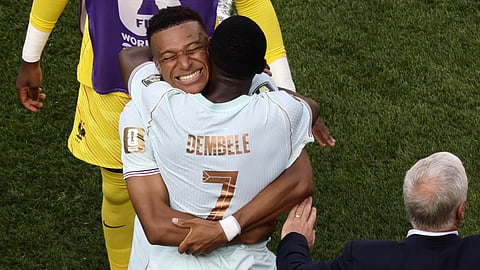 Dembélé e Mbappé abraçam-se após o 2-0.