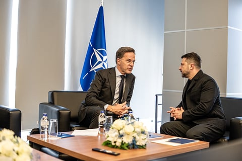 O secretário-geral da NATO, Mark Rutte, e o presidente da Ucrânia, Volodymyr Zelensky, num encontro à margem da cimeira da Aliança. 