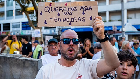 Moradores, comerciantes e cidadãos numa ação contra a falta de abastecimento de água que afeta Almada. Costa de Caparica, 8 de julho de 2026.