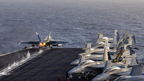 Um avião F-18 descola  do porta-aviões USS Abraham Lincoln. 