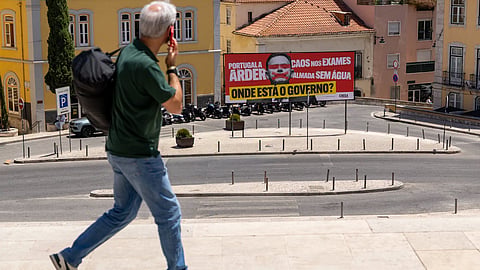 Polícia Municipal apreende cartaz que Chega tentava instalar em frente ao Parlamento. Alega danos na via pública