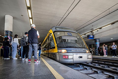 O cartão municipal Porto permite andar gratuitamente nos transportes públicos desde a passada sexta-feira.