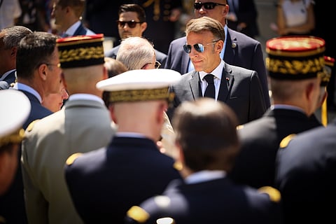Macron distribui cumprimentos após o seu tradicional discurso às Forças Armadas, na véspera do desfile militar do Dia da Bastilha.
