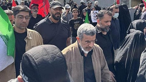 Mahmoud Ahmadinejad foi visto em Teerão durante as exéquias de Khamenei.