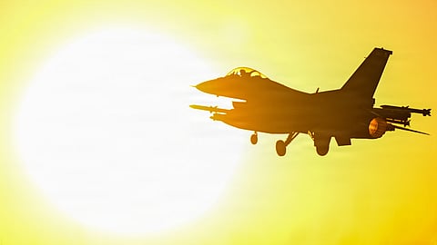 Um F-16 dos EUA descola de um local não identificado.