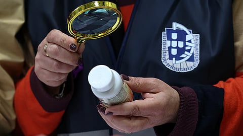 A Delegação Aduaneira das Encomendas Postais suspendeu o desalfandegamento de 1740 remessas postais.