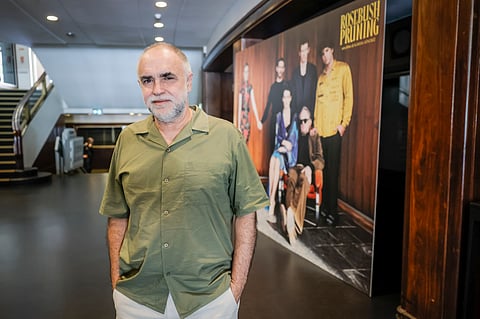 Karim Ainouz posa para foto no Cinema São Jorge, onde decorreu a pré-estreia de seu novo filme 'Rosebush Pruning' na última semana. 
