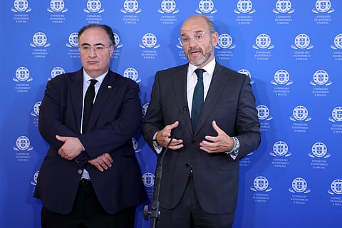 O presidente da Confederação do Comércio e Serviços de Portugal (CCP), Gustavo Paulo Duarte (à direita), falou aos jornalistas após a reunião plenária da Comissão Permanente de Concertação Social, sobre a monitorização da execução do Acordo Tripartido de Valorização Salarial e Crescimento Económico 2025-2028