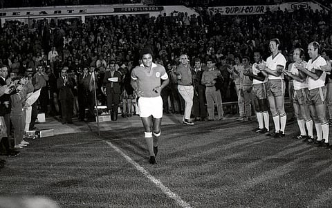 Guarda de honra a receber Eusébio. Um tributo ao histórico avançado português, que continuaria ainda a jogar futebol por mais alguns anos. 