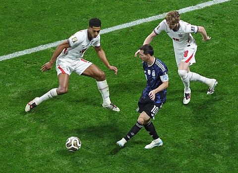 Campeã Argentina vence Inglaterra em mais uma aula de sobrevivência e repete final de 2022