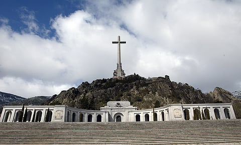 Debaixo de uma cruz de pedra com 150 metros de altura, o Vale dos Caídos (hoje Cuelgamuros) acolhe restos mortais de 33.833 pessoas.